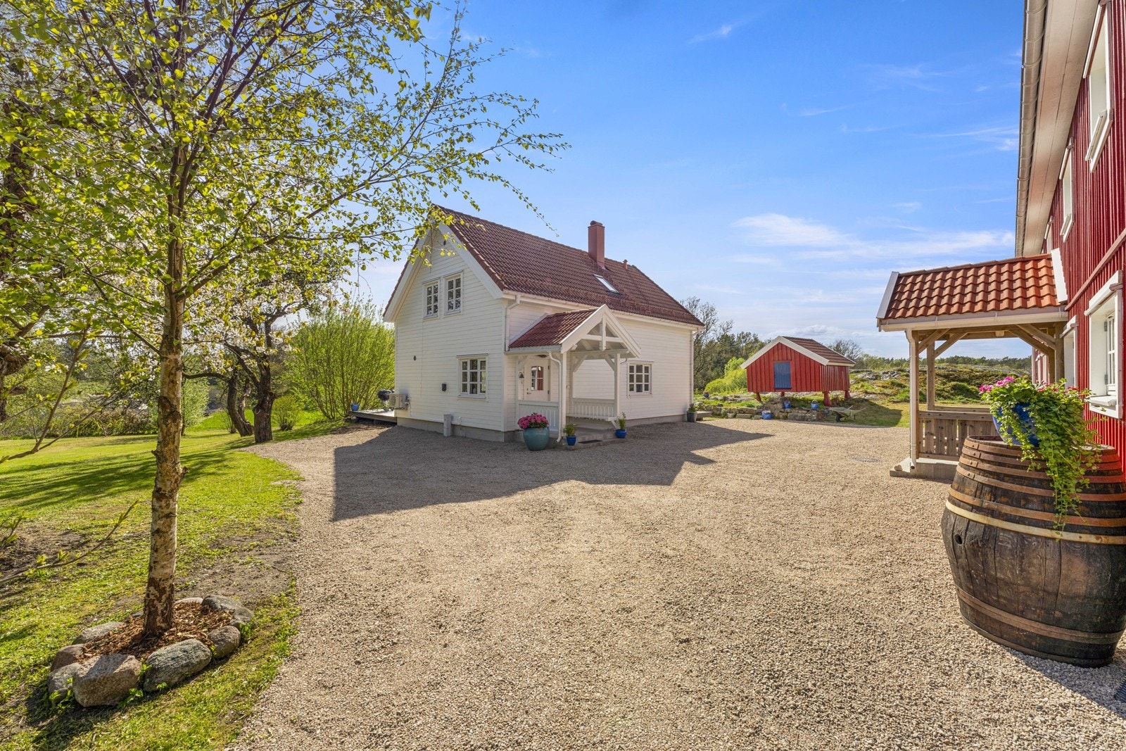 Stort tun mellom låve og innhus Galleribilde