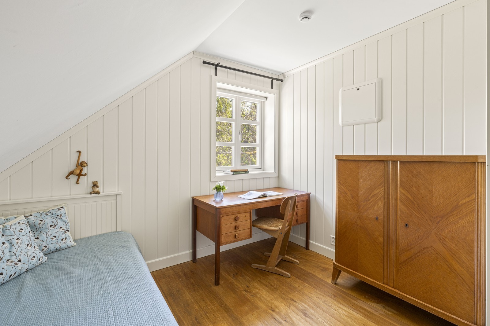 Soverom i 2. etg mot nord/øst med god plass til seng og møbler Galleribilde