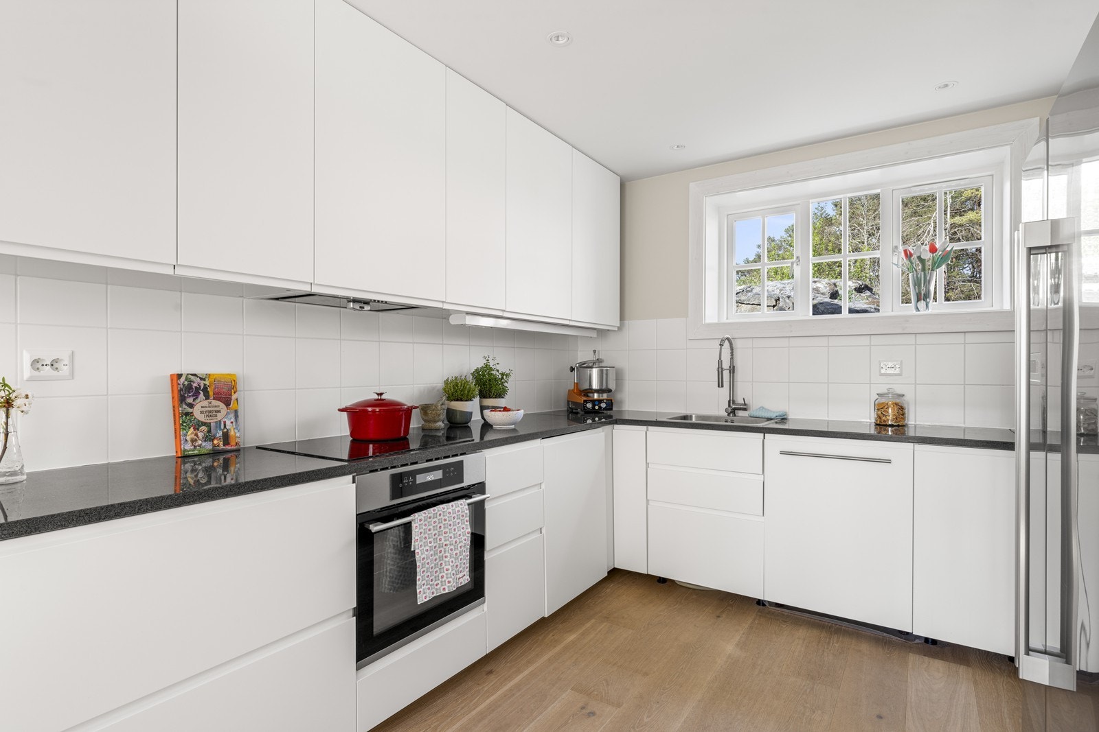 Grovkjøkken med integrerte hvitevarer i låven Galleribilde