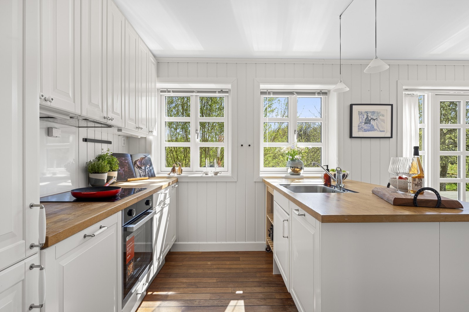 Effektivt kjøkken fra IKEA med integrerte hvitevarer Galleribilde