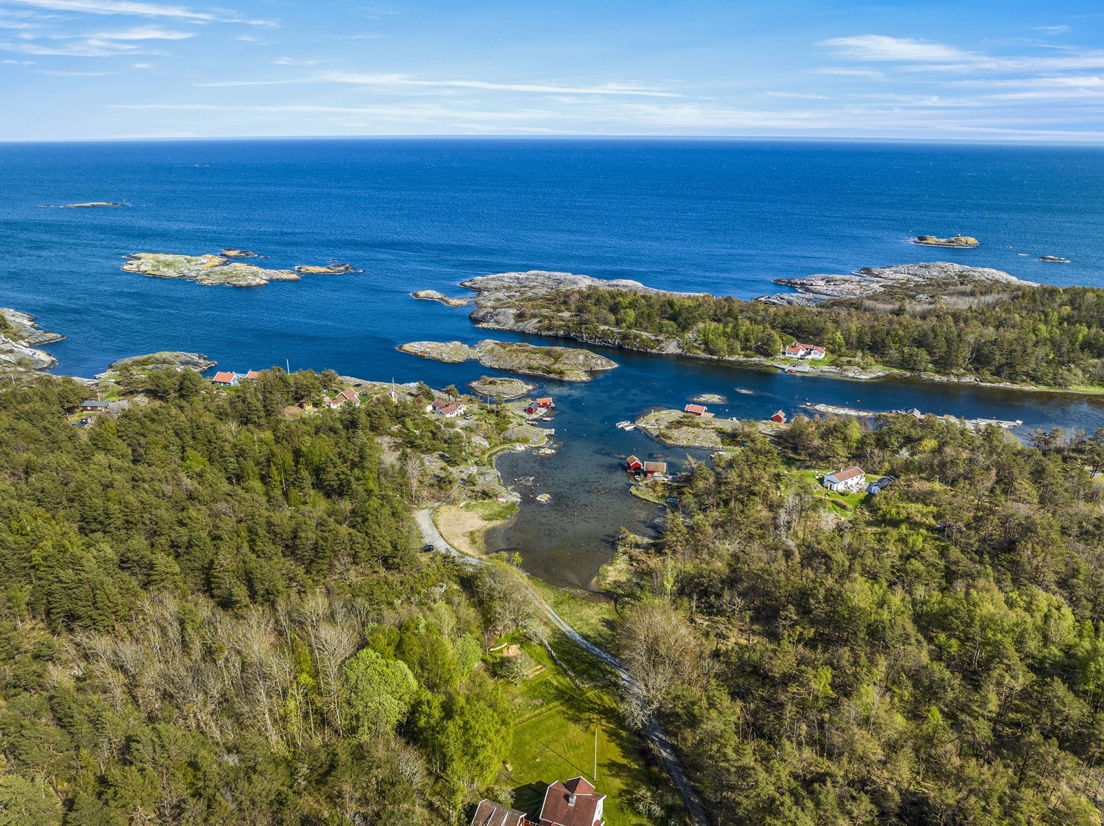 Dronefoto mot Havnevåg hvor bryggen ligger og den flotte skjærgården med bla. Sundholmen og Havnevågholmen som man er medeier i. Galleribilde