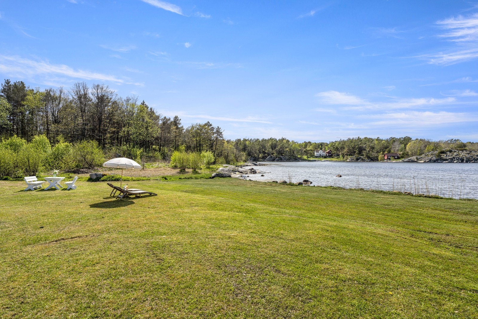 En av flere store gressplener på eiendommen Galleribilde