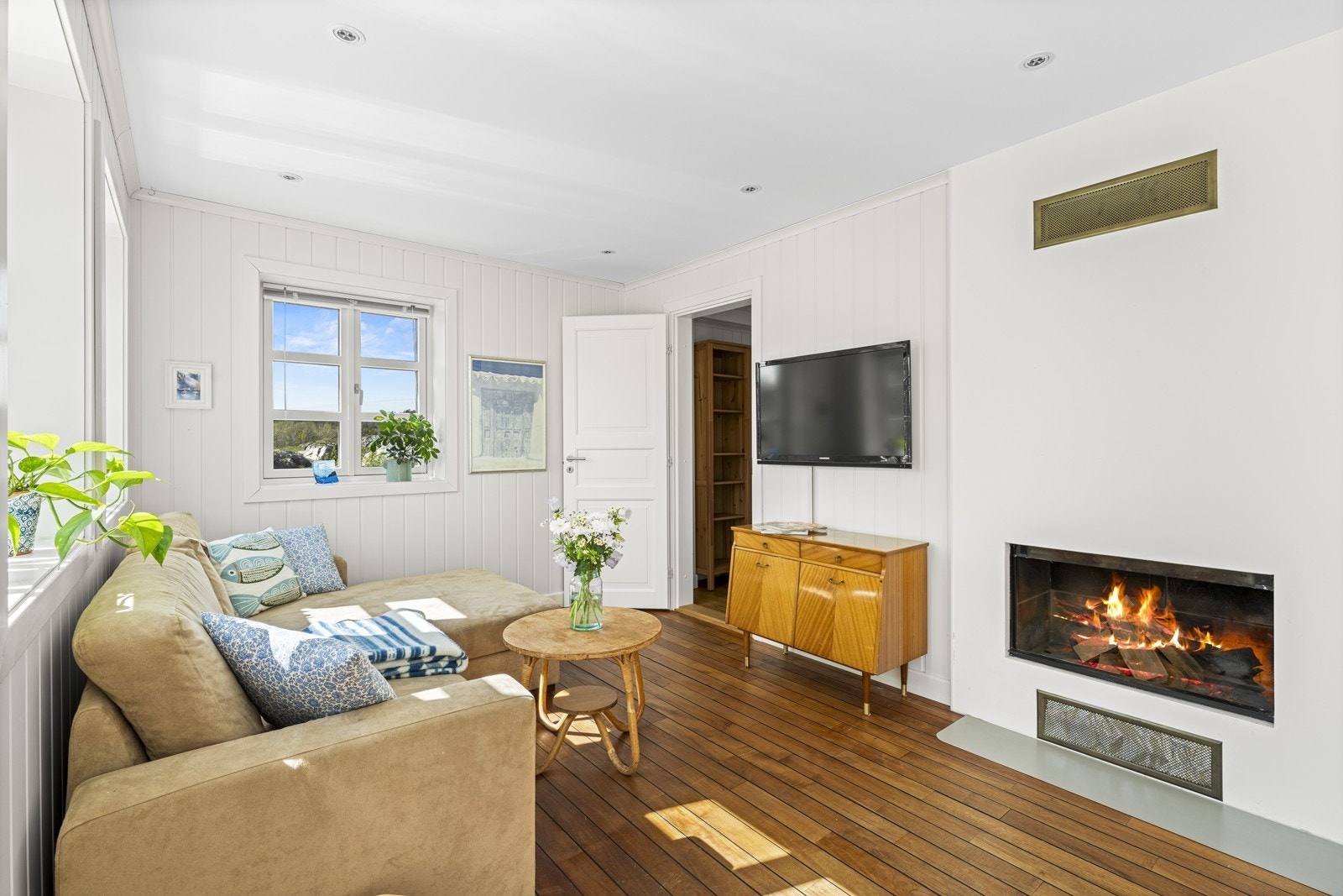 Peis med innsats i stuen for gir god varme på kalde dager Galleribilde