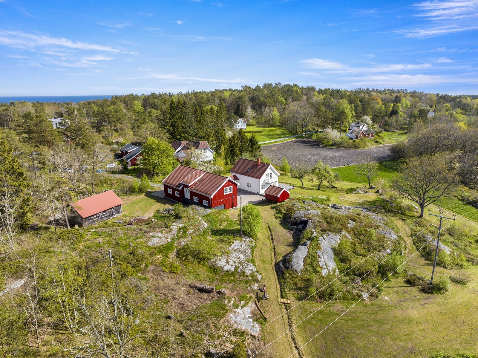 Bygningsmassen sett fra sjøsiden med vognskjulet i bakkant Galleribilde