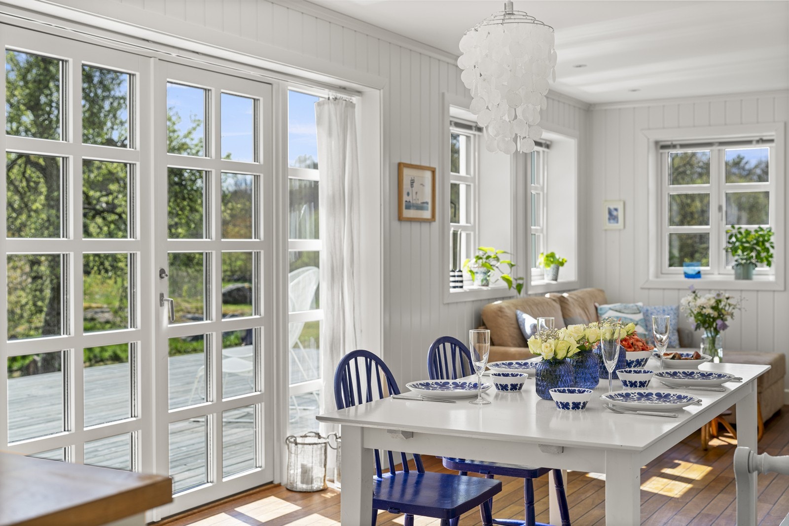 Dobbel dør fra kjøkken/stue ut til stor, solrik, usjenert terrasse Galleribilde