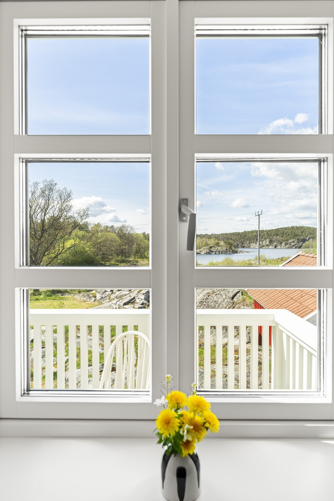 Blde tatt fra et av soverommene i 2. etg med balkong og nydelig utsikt Galleribilde