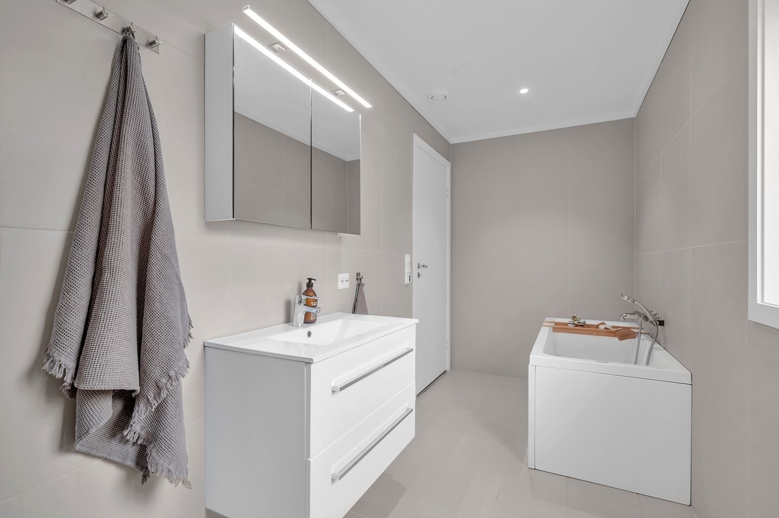Moderne baderom med badekar! Galleribilde