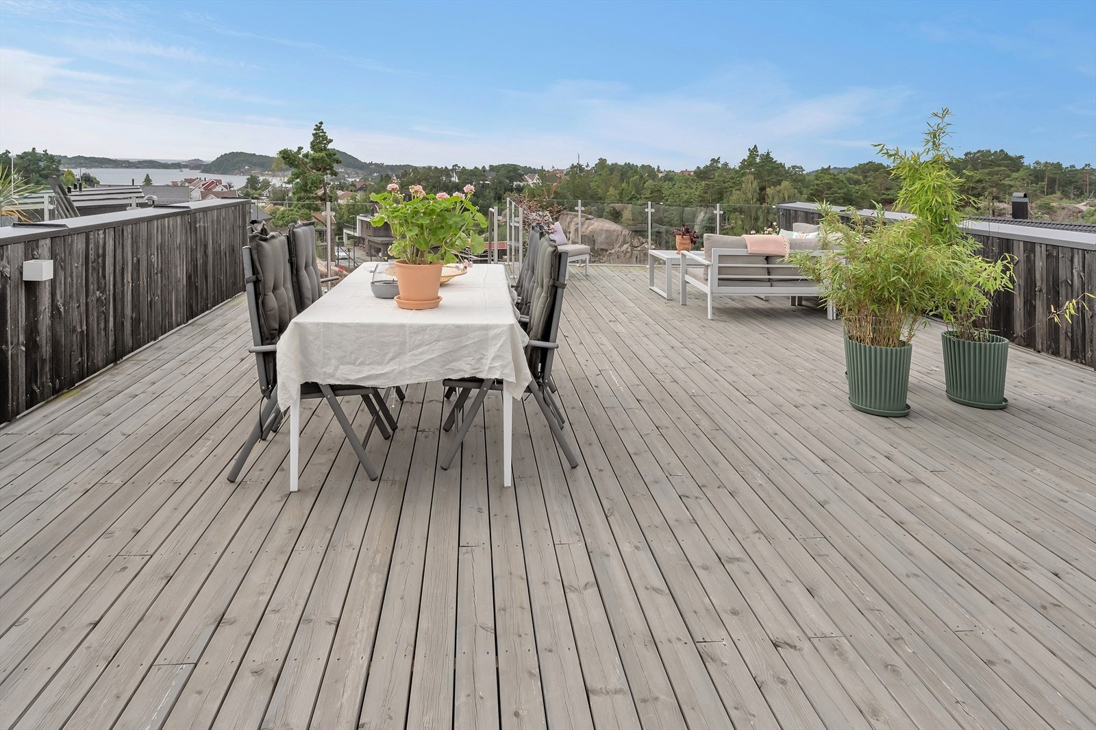 Stor og usjenert takterrasse med gode sol- og utsiktsforhold! Galleribilde