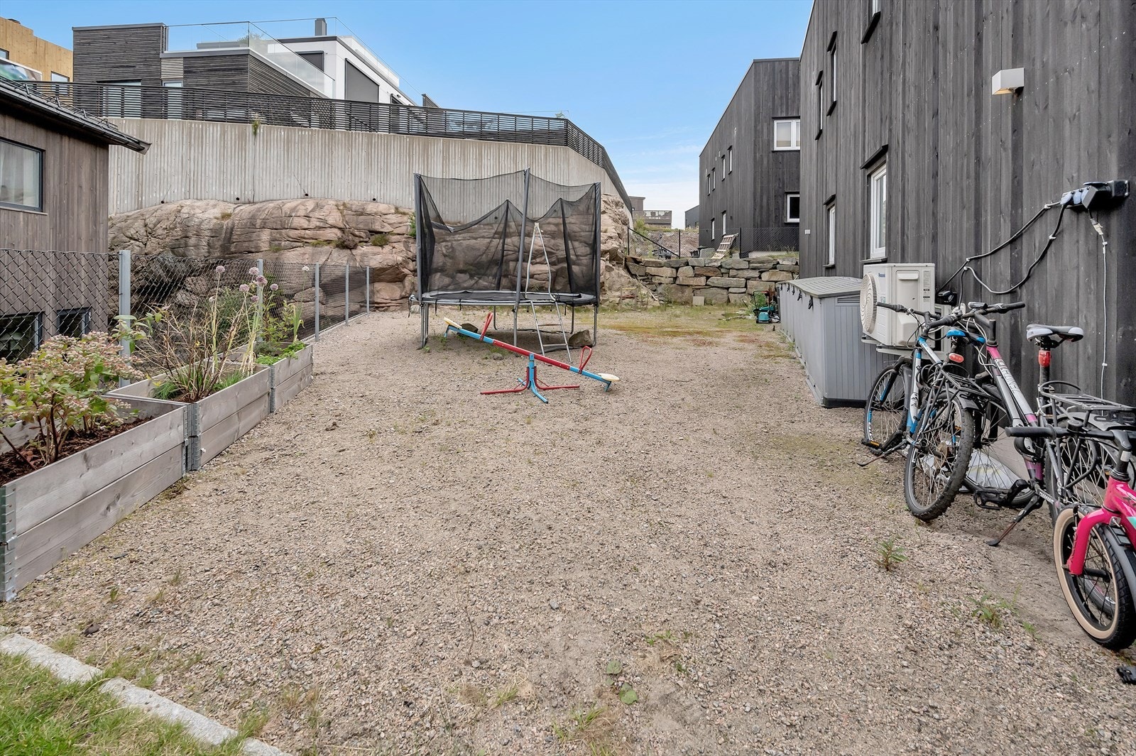 Praktisk gruset tun bak boligen. Galleribilde
