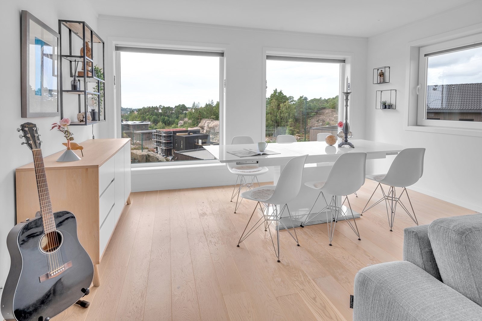 Lys og luftig spisekrok med en nydelig utsikt. Galleribilde