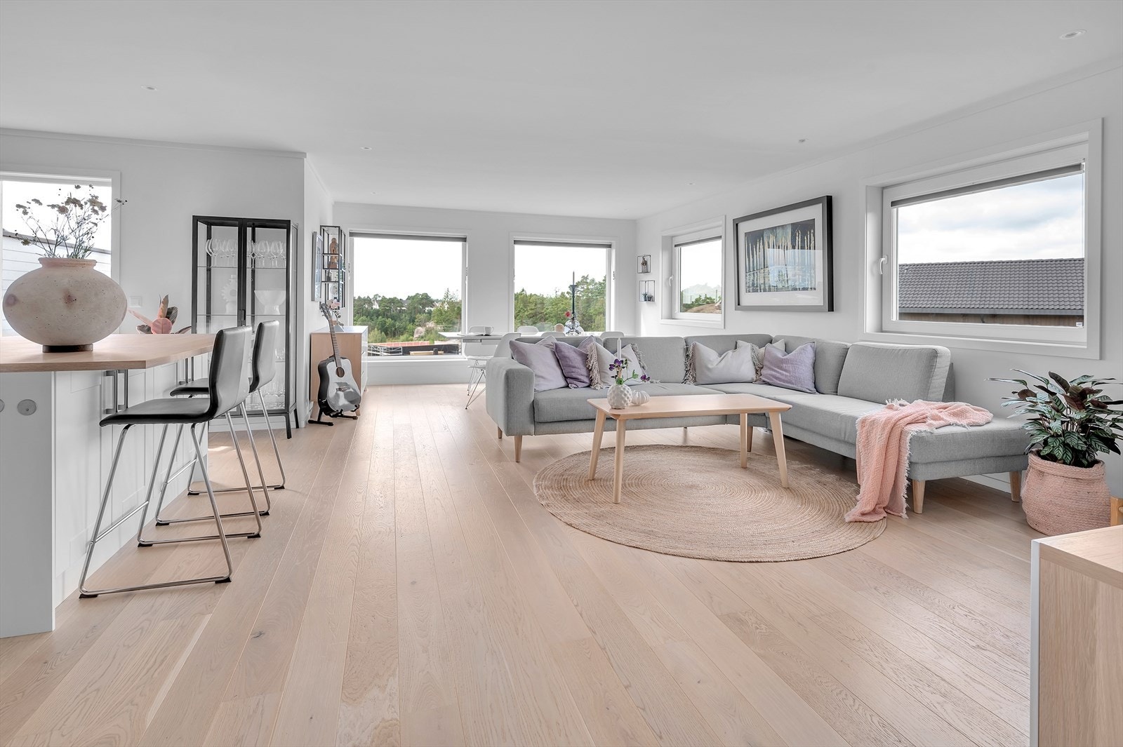 Stuen byr på en lys og luftig følelse med store vinduer og lyse moderne farger. Galleribilde