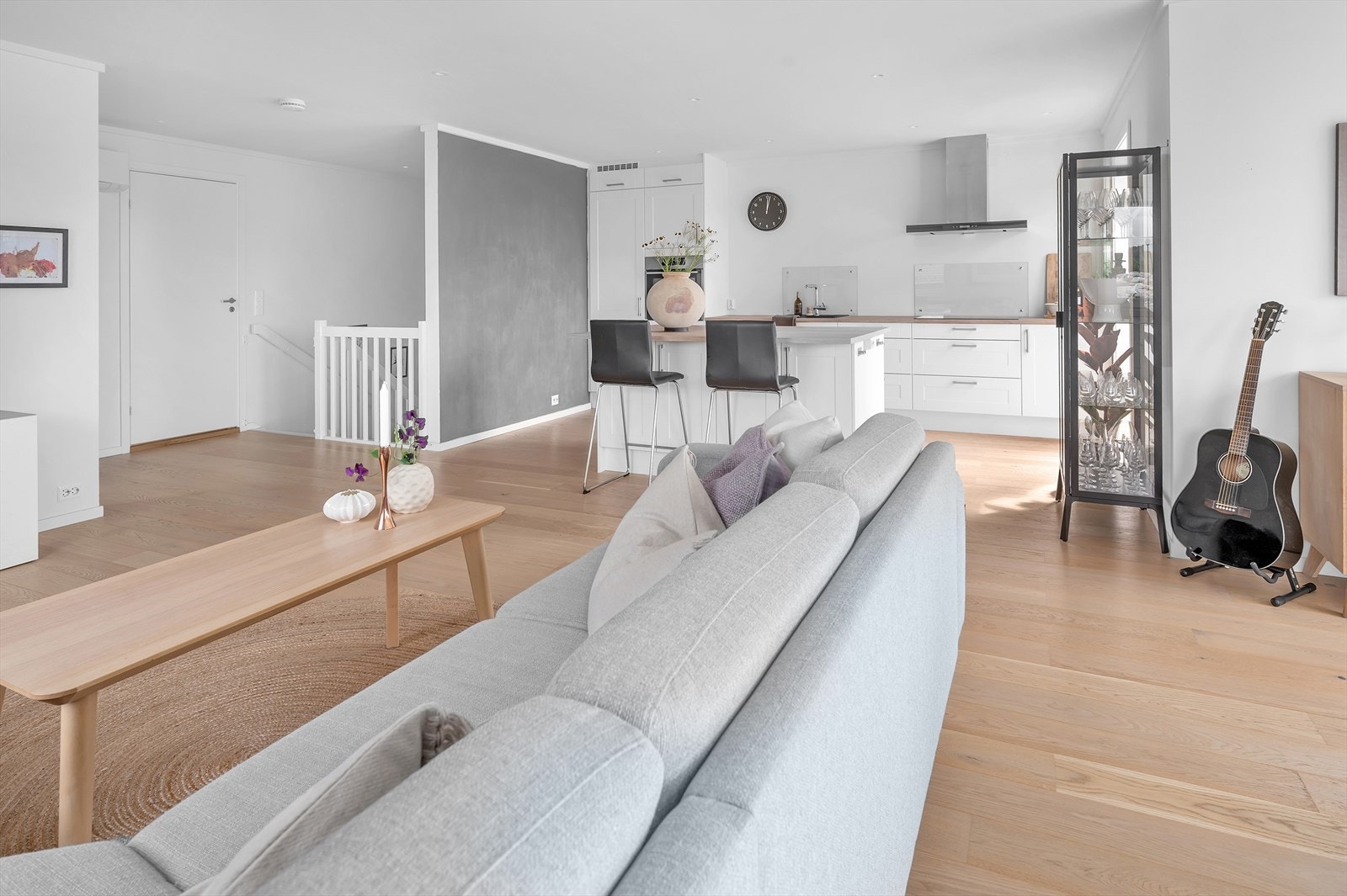 Åpen stue/kjøkken løsning for en mer romslig følelse. Galleribilde