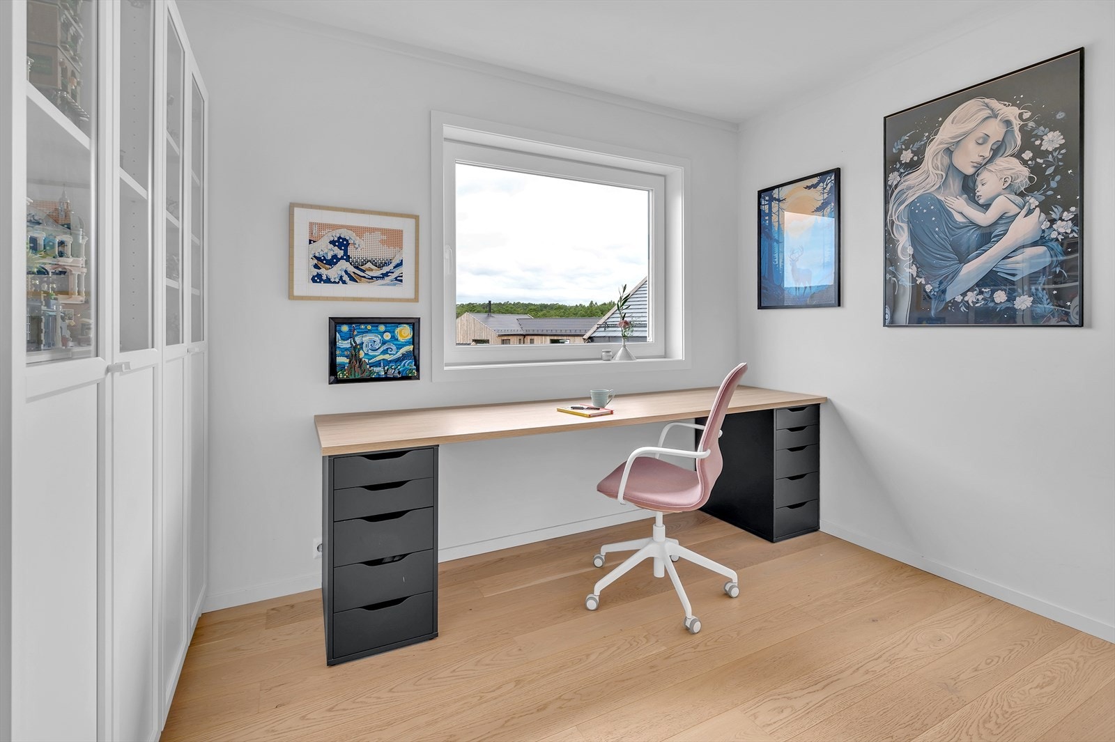 Kontor/Soverom med lyse og moderne farger. Galleribilde