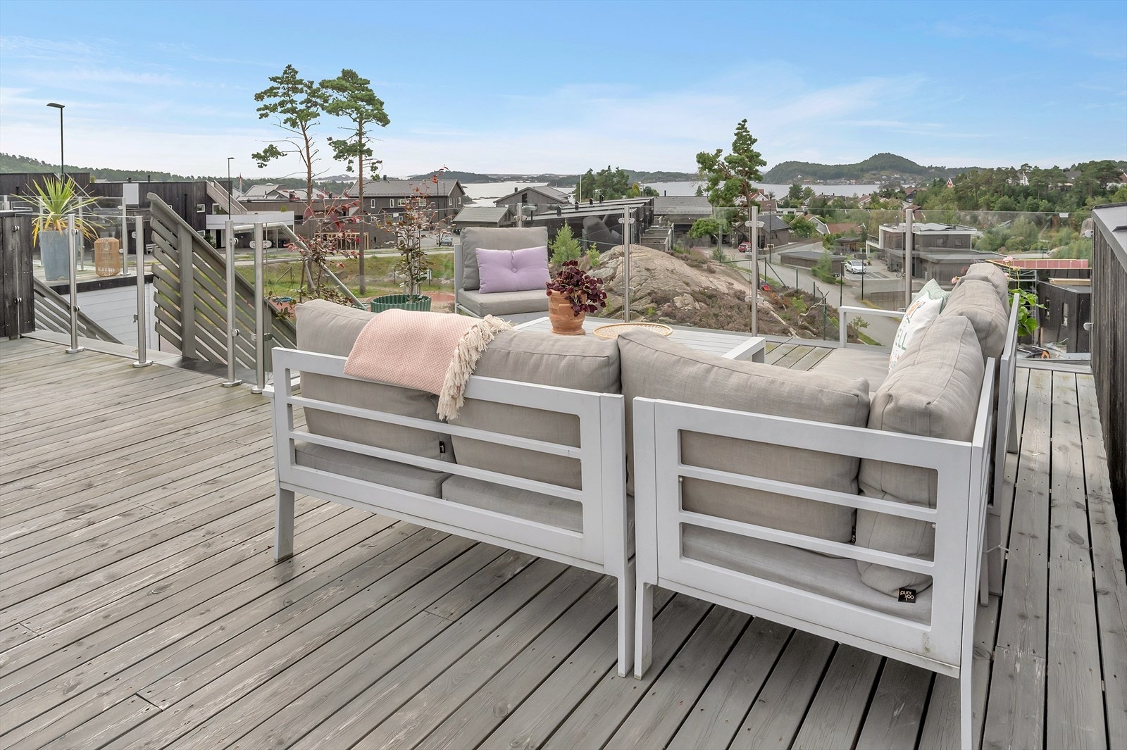 Koselig og solrik takterrasse. Galleribilde