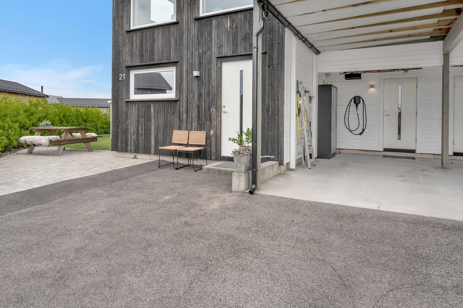 Carport med 2 elbil ladere og inngang direkte inn på vaskerom. Asfaltert tun. Galleribilde