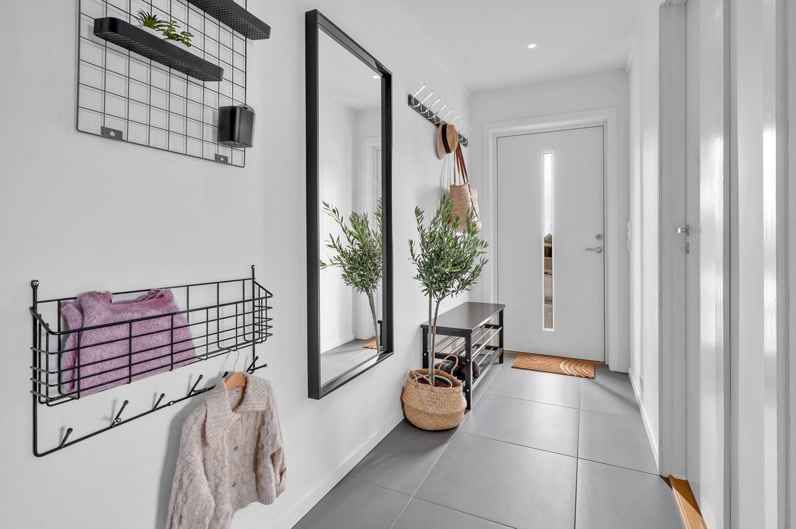 Velkommen inn igjen i første etasje! Koselig og innbydende inngangsparti. Galleribilde