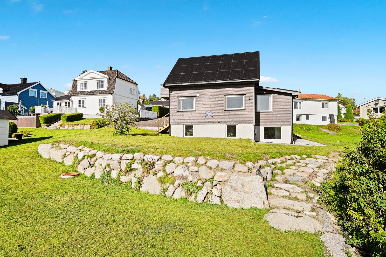 Plenen går over to plan med fin naturstein. Galleribilde