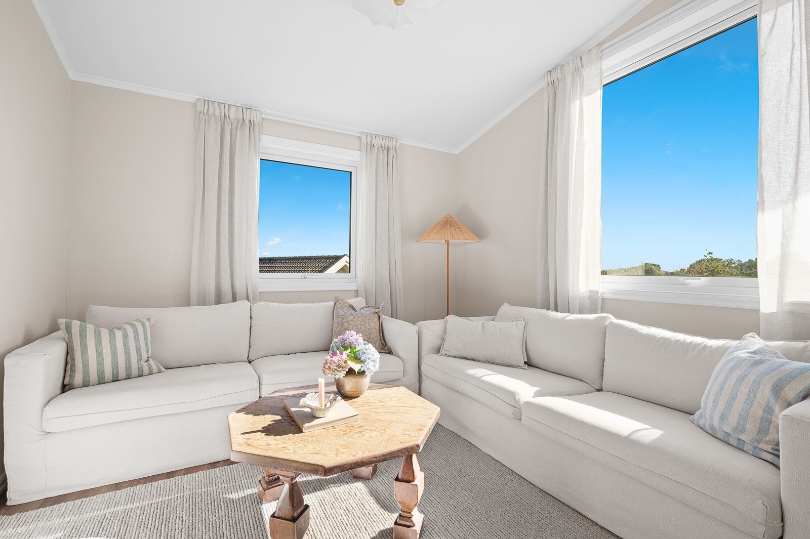 Fra kjøkkenet er det adkomst til koselig og intim TV-stue. Galleribilde