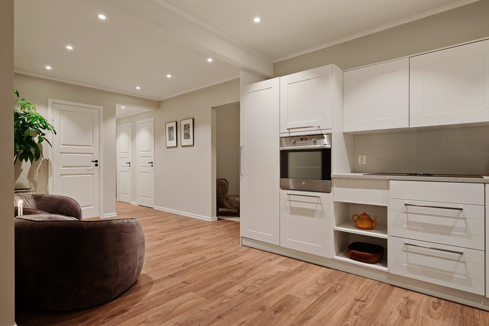 Kjøkkenet er ellers utstyrt med platetopp, komfyr, kjøleskap og oppvaskmaskin. Galleribilde