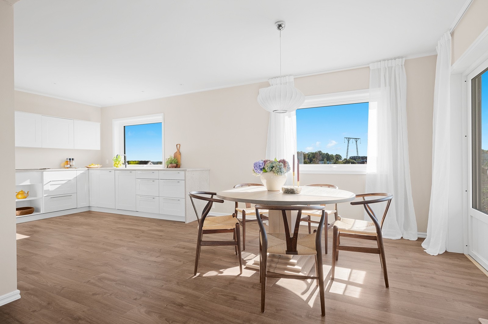 Vindusflatene mot syd slipper inn rikelig med naturlig lys. Galleribilde