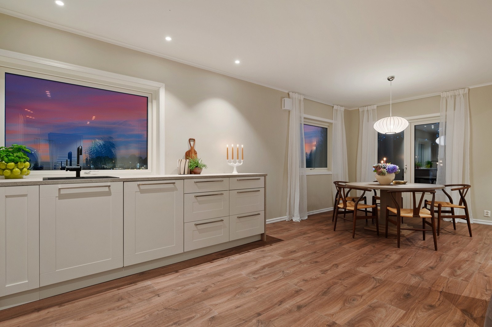 Det store kjøkkenrommet gir deg mange alternativer for spisemøblement. Her har du bla. plass til et større, rundt spisebord. Galleribilde