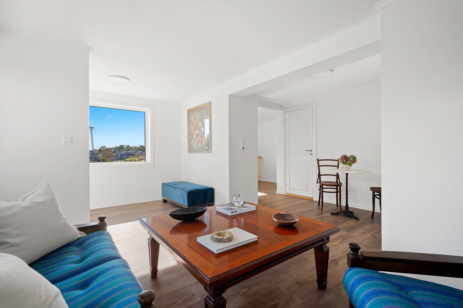 Det er lagt varmekabler i stue og kjøkken i underetasjen i tillegg til badet. Galleribilde