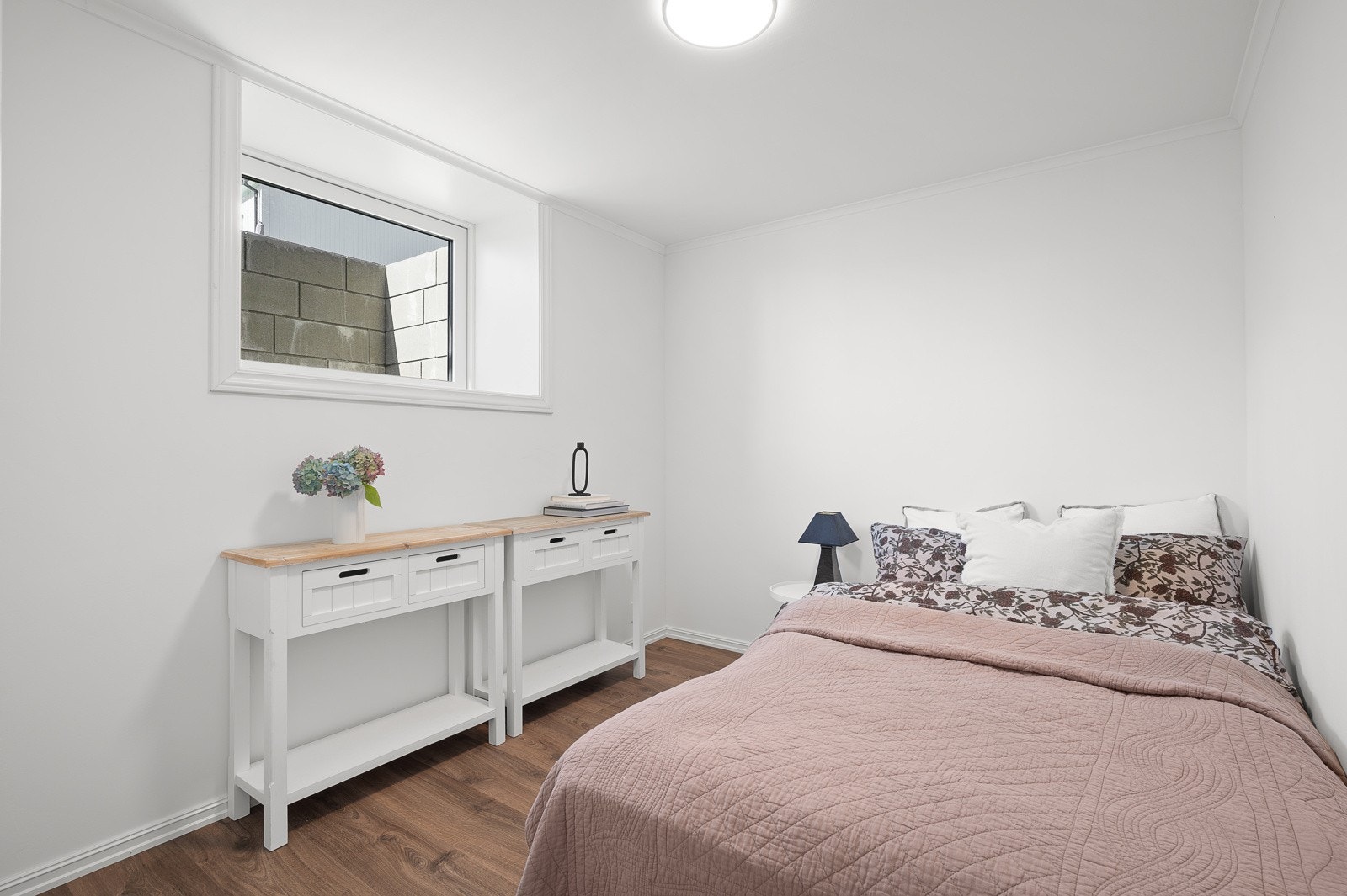 Ifølge selger har det vært stort fokus på gode brann-, sikkerhets- og og lyddempingstiltak. Galleribilde