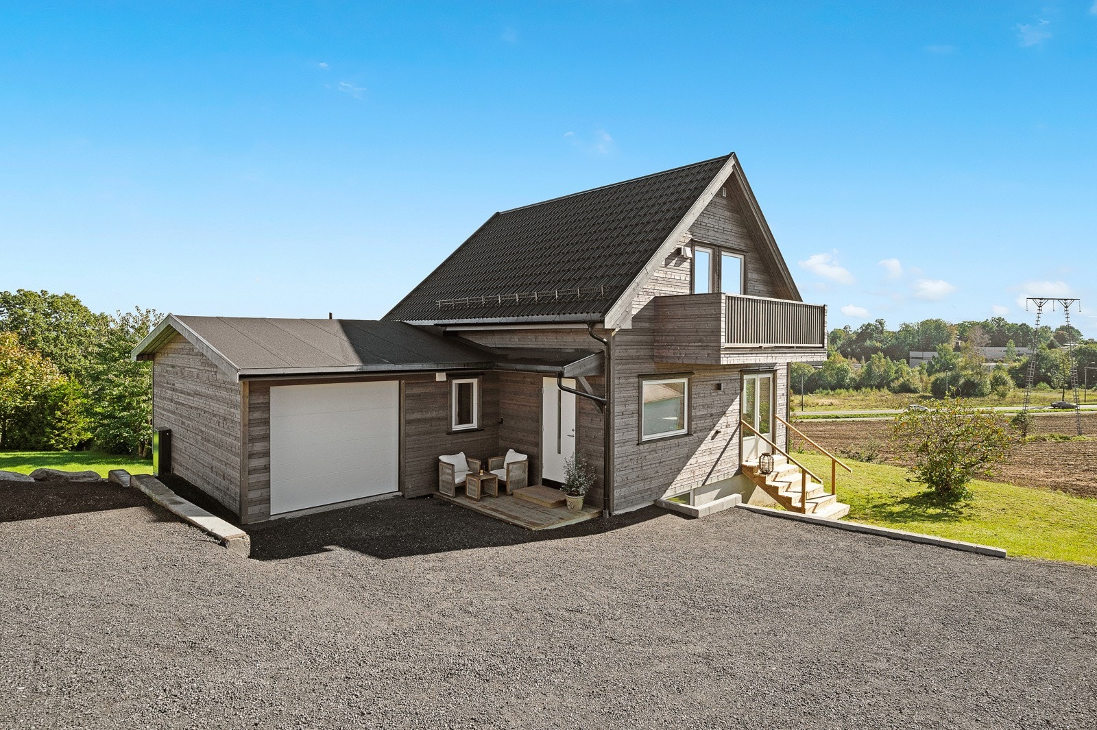 Her bor du i gangavstand til bla skoler og kjøpesenter. E18 ligger 4 min unna med bil. Galleribilde