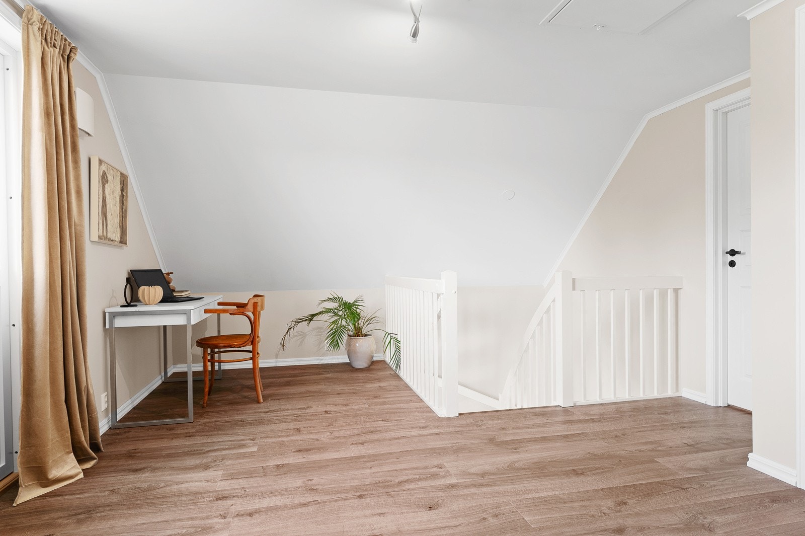 Trappen opp fører deg til en praktisk loftsstue med flere bruksmuligheter. Galleribilde