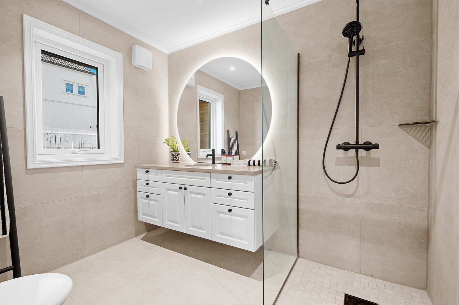 Delikat og moderne bad med dusjnisje. Galleribilde