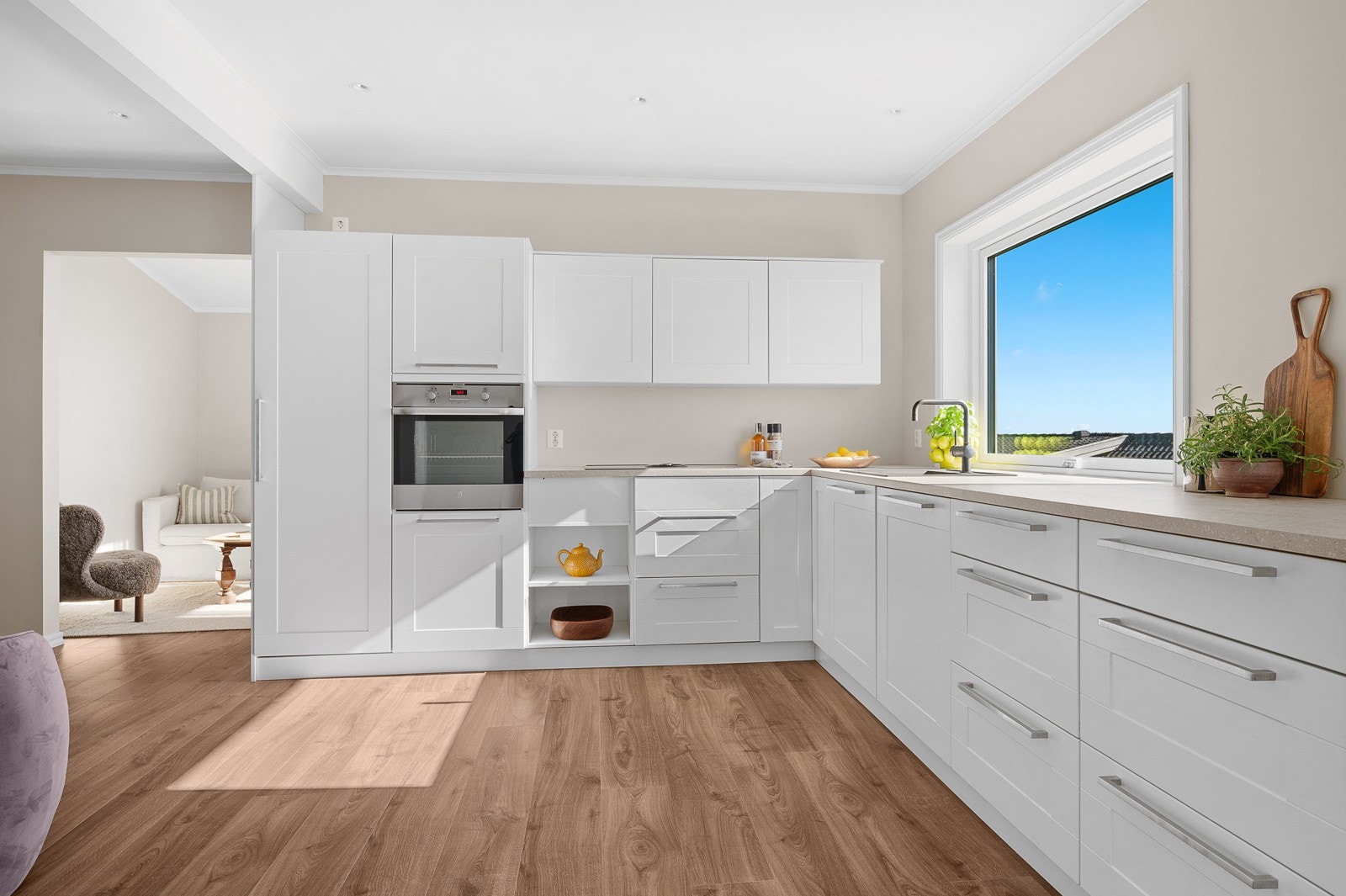 Deilig med masse naturlig lys når du skal kokkelere! Legg merke til at kjøkkenet har integrert og plassbesparende ventilator. Galleribilde