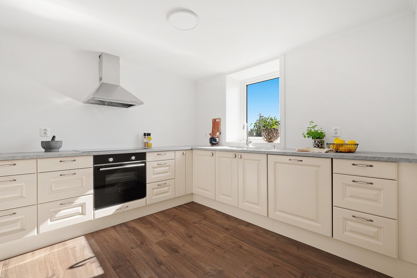 Kjøkkenet i underetasjen er utstyrt med komfyr, platetopp, ventilator og oppvaskmaskin. Galleribilde