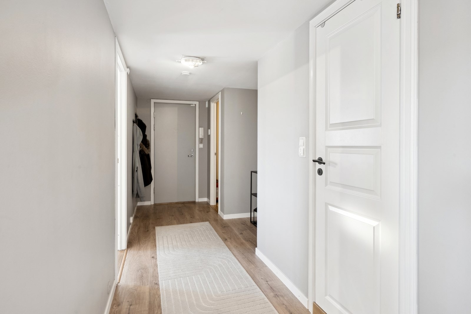 Innbydende lys entré, som gir et godt førsteinntrykk av leiligheten Galleribilde