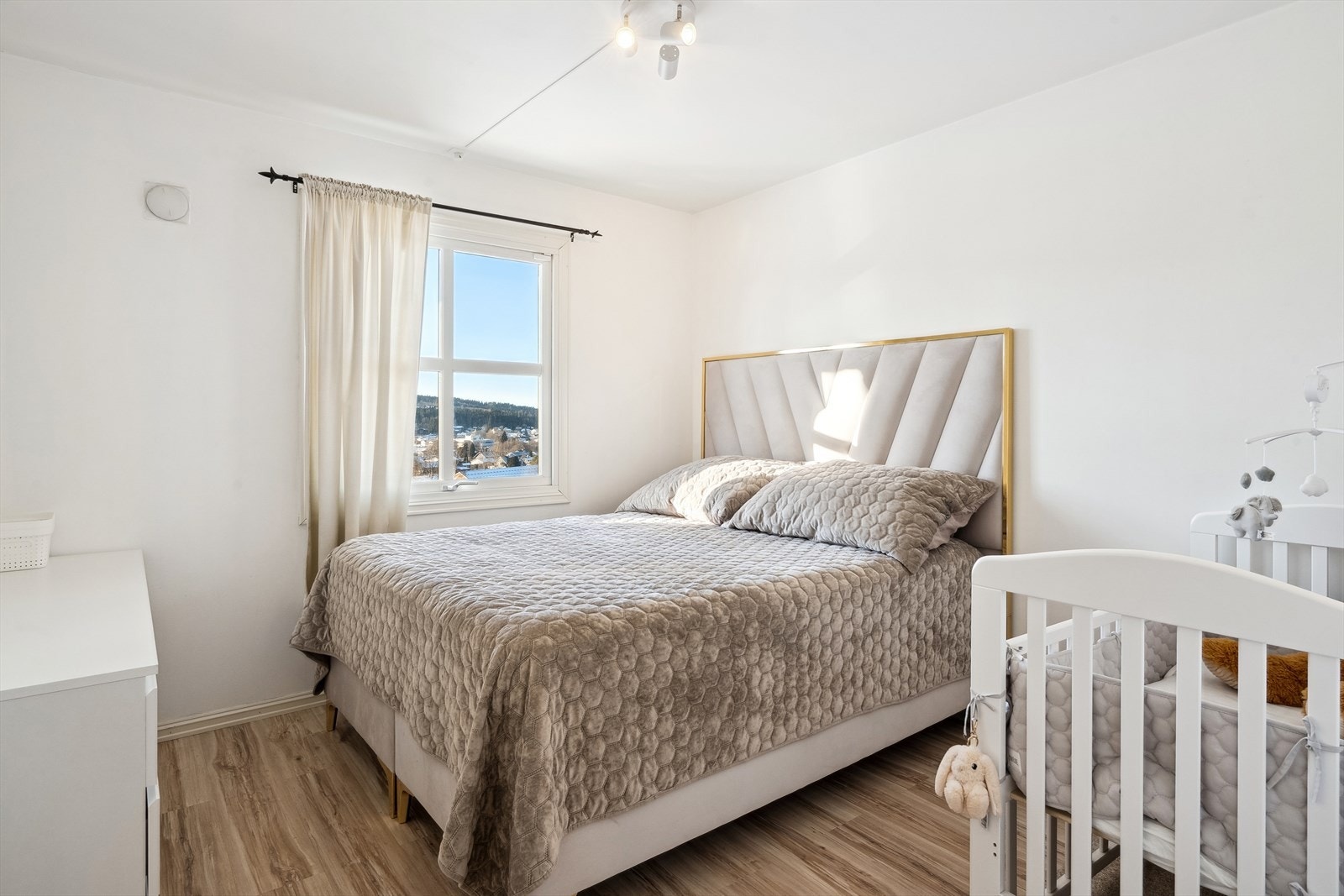 Soverom med plass til dobbeltseng, nattbord, garderobeløsninger, etc. Galleribilde