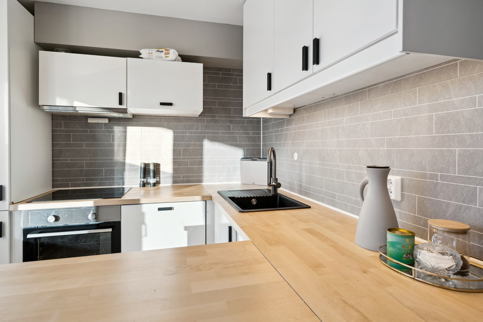 Innebygget platetopp, stekeovn, oppvaskmaskin og kjøle/fryseskap Galleribilde