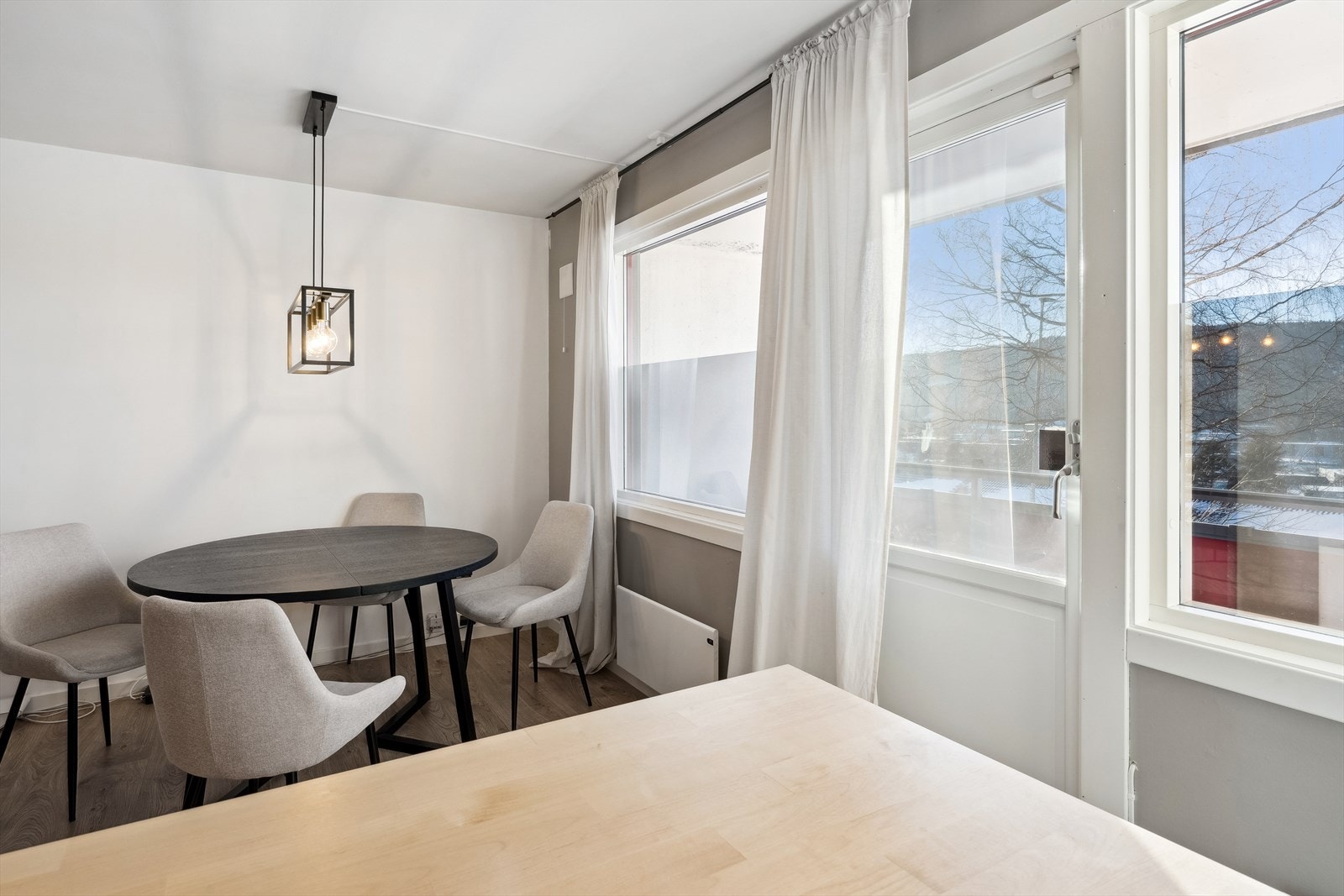 Spisebordet er naturlig plassert ved siden av kjøkkenet Galleribilde