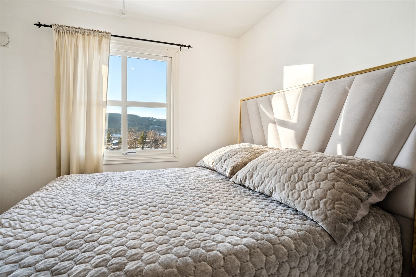 Lyst og romslig soverom Galleribilde