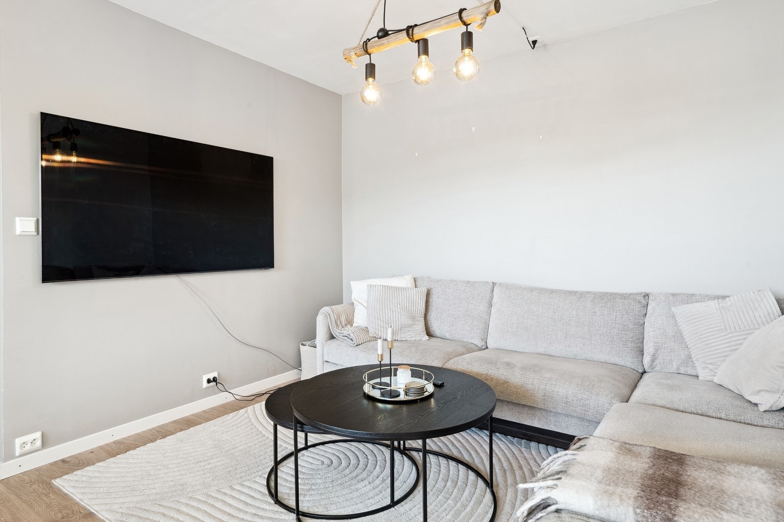 God plass til sofa, mediemøblement, etc. i stuen Galleribilde