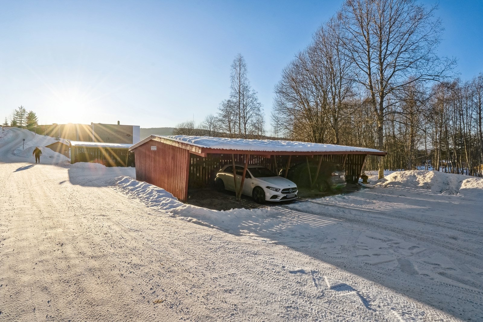 Leiligheten disponerer en carport i felles rekke Galleribilde