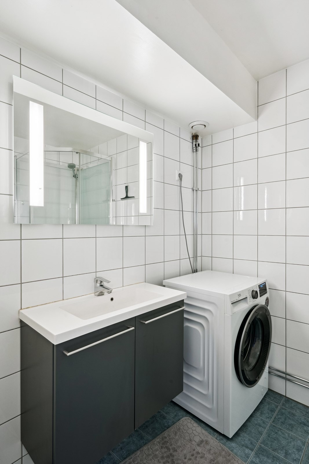 Baderomsinnredning med servant, speil med lys, dusjkabinett og wc Galleribilde