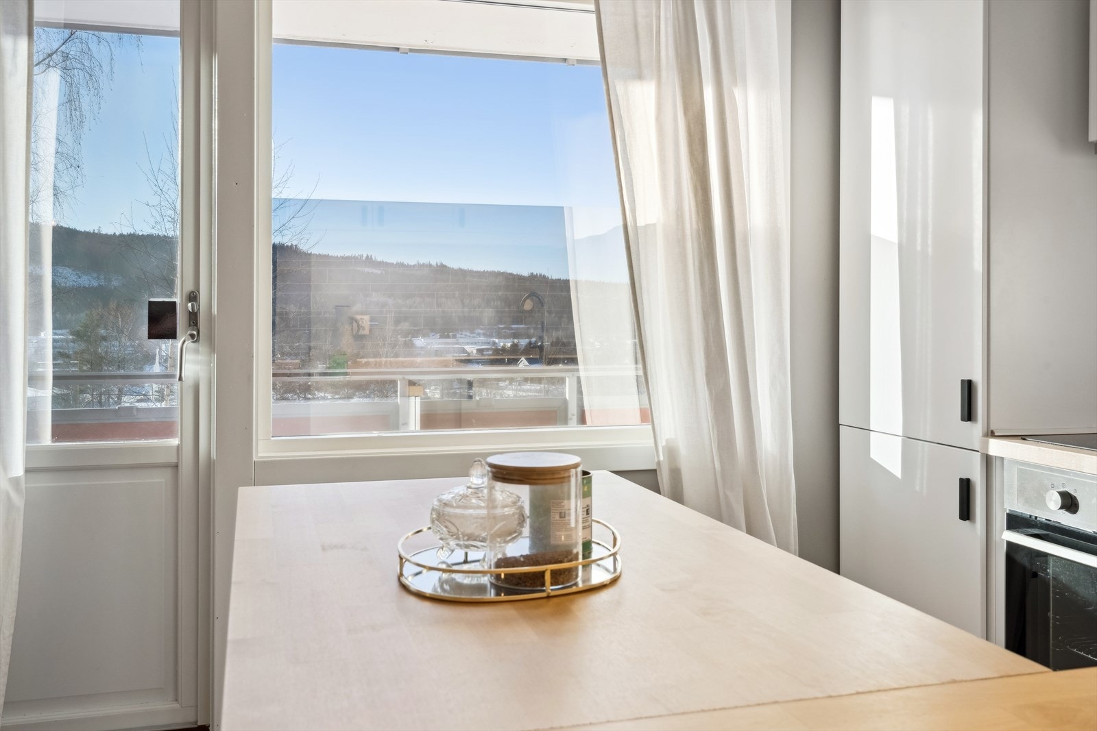 De store vindusflatene slipper inn rikelig med naturlig lys Galleribilde