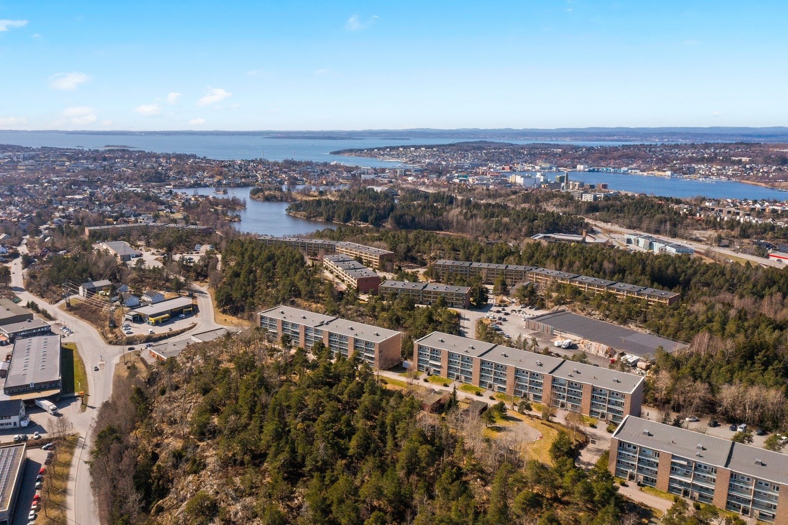 Leiligheten ligger i en høy 1. etasje med leilighet og garasjeanlegg i etasjene under. Inngang fra bakkeplan. Galleribilde