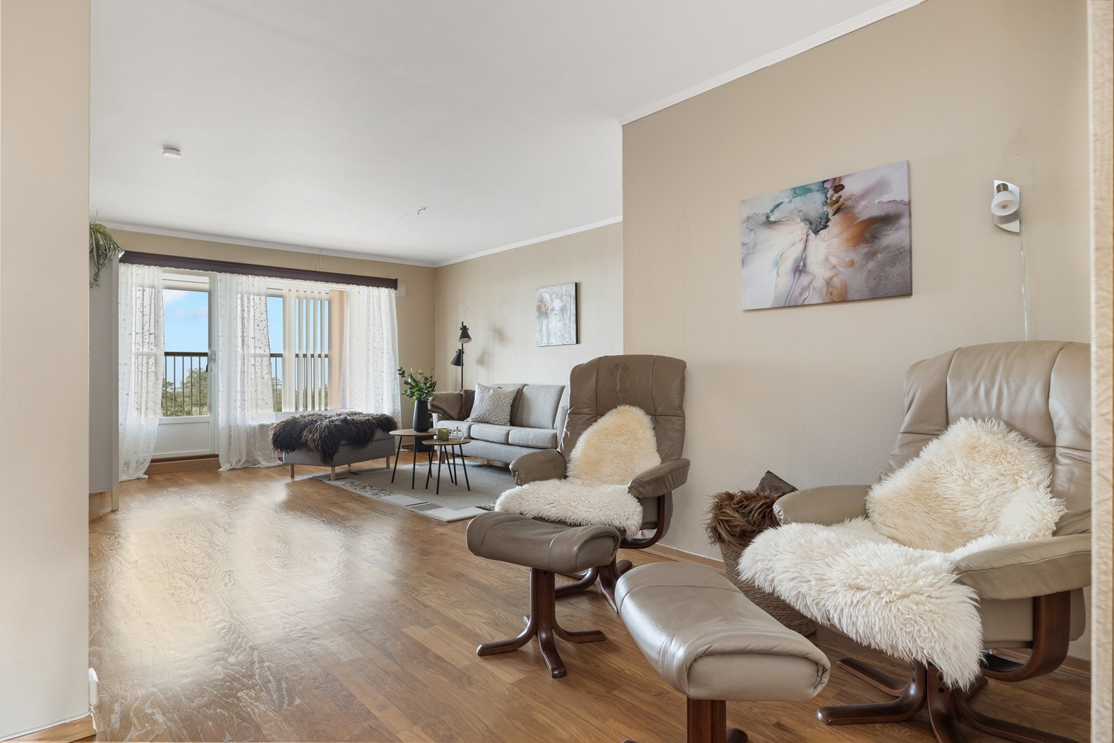 Den todelte stuen gir flere muligheter for møblering, enten du ønsker en spisestue eller en TV-krok. Galleribilde