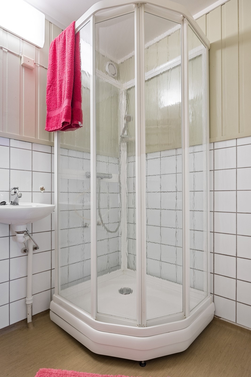 Fliser i brysthøyde og malt panel på veggene. Galleribilde