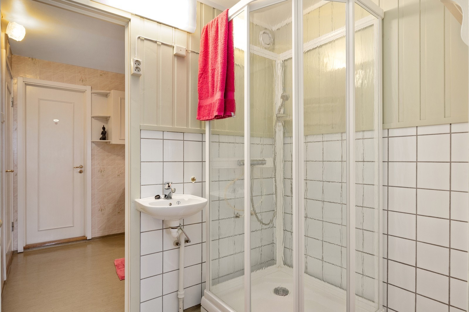 Baderommet består av to rom med sammenhengende gulvbelegg, vegger med våtromstapet, panel og fliser. Galleribilde