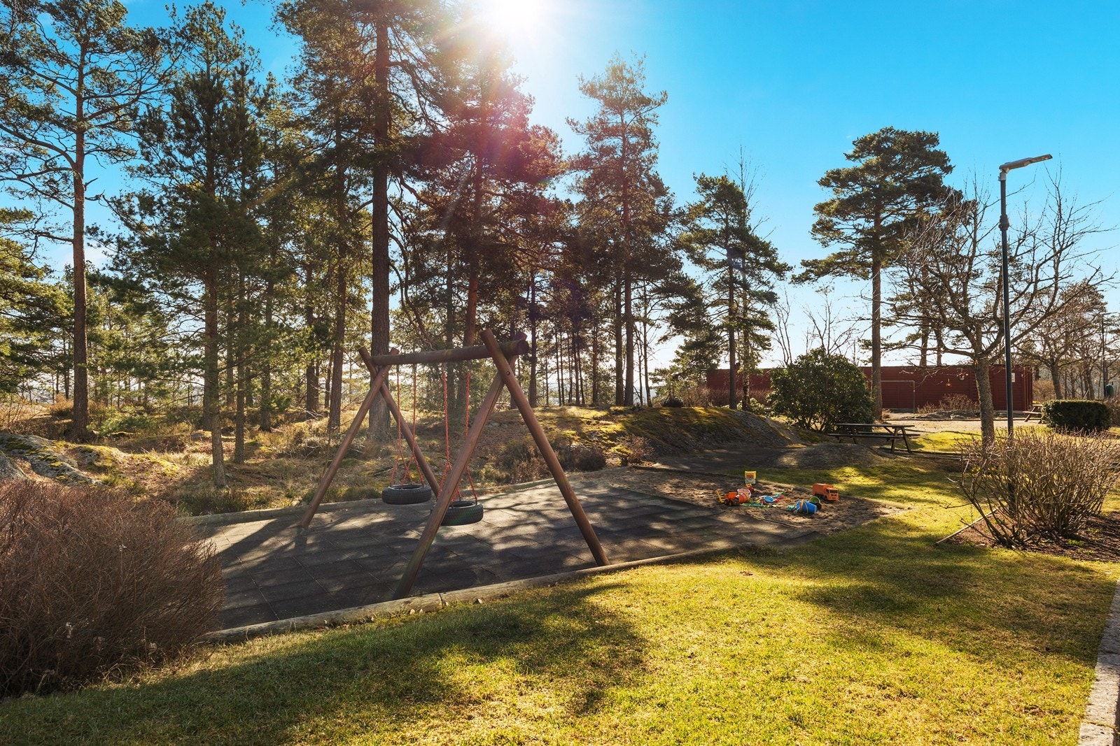 Borettslaget har pent opparbeide uteplasser med lekeplasser og sisttegrupper. Galleribilde