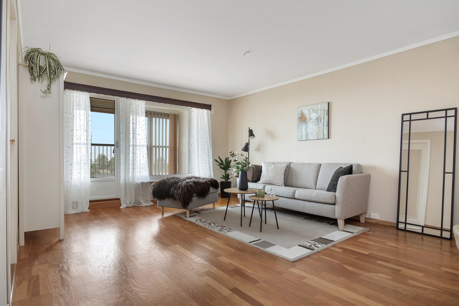 Store vinduer slipper inn rikelig med lys og skaper en behagelig atmosfære. Galleribilde