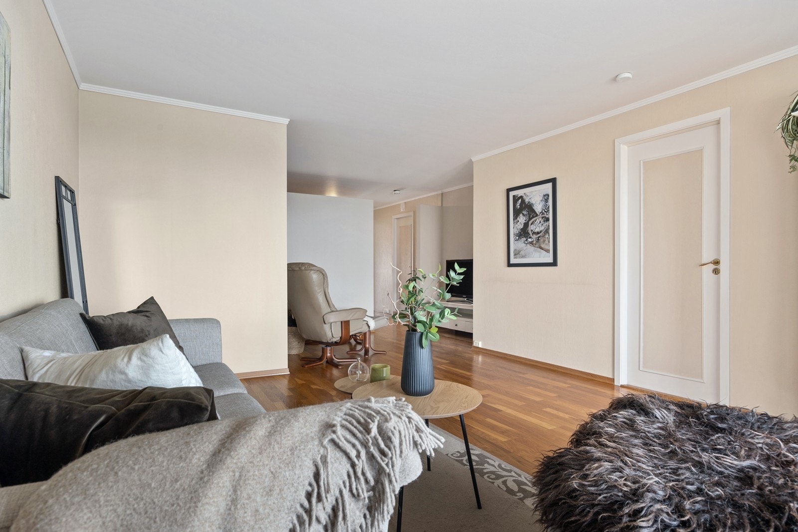 Stuen har lysmalte vegger og parkett på gulvet. Galleribilde