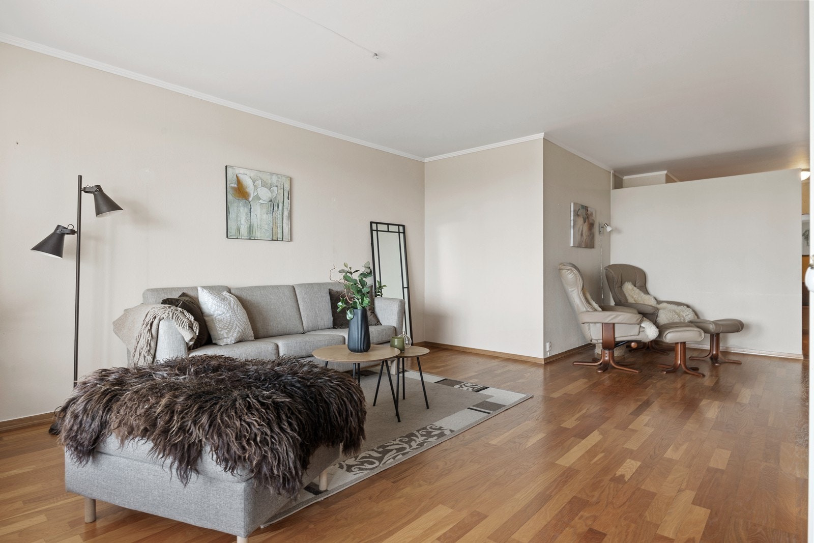 Den todelte stuen gir flere muligheter for møblering, enten du ønsker en spisestue eller en TV-krok. Galleribilde