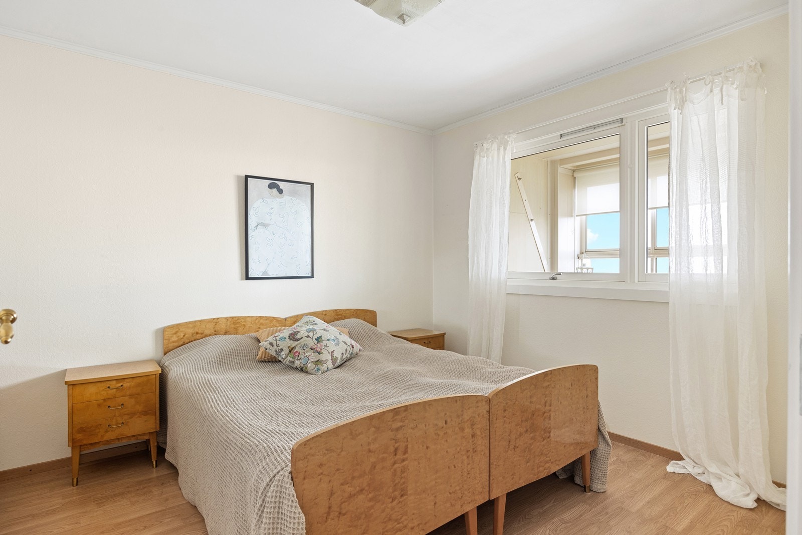 Hovedsoverommet mot vest med laminat på gulv og malte vegger. Galleribilde